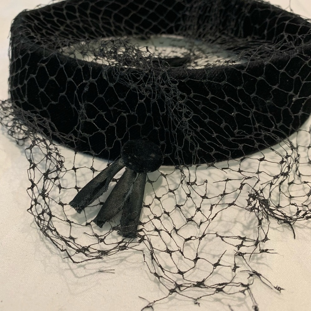 Vintage women’s black velvet headband with mesh veil - Picture 2 of 6